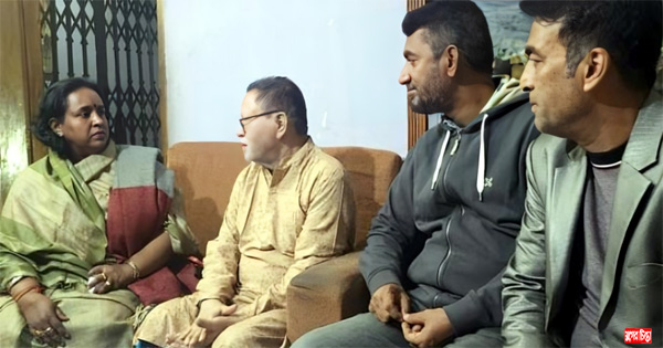 প্রবীণ রাজনৈতিক নেতা আব্দুর রহমানকে দেখতে গেলেন আইভী