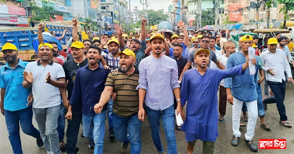 লিফলেট বিতরণ কর্মসূচিতে মহানগর স্বেচ্ছাসেবকদলের চমকপ্রদ শোডাউন