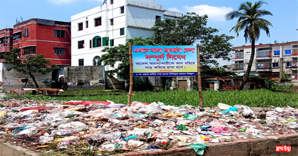 নাক চেপে মসজিদে যান মুসুল্লীরা