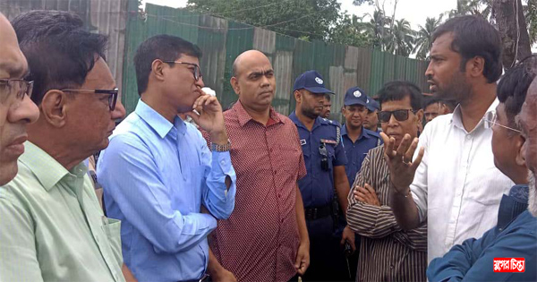 লক্ষ্মীনারায়ণ কটনমিলের পূজামণ্ডপ পরিদর্শনে ডিসি-এসপি