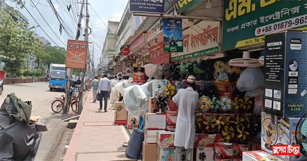 হকার-ব্যবসায়ীদের দখলে শহরের ফুটপাত