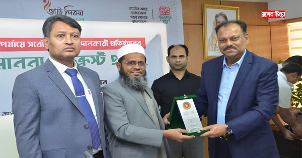 সর্বোচ্চ ভ্যাটপ্রদানকারী প্রবীর কুমার সাহাকে সম্মাননা ও ক্রেষ্ট