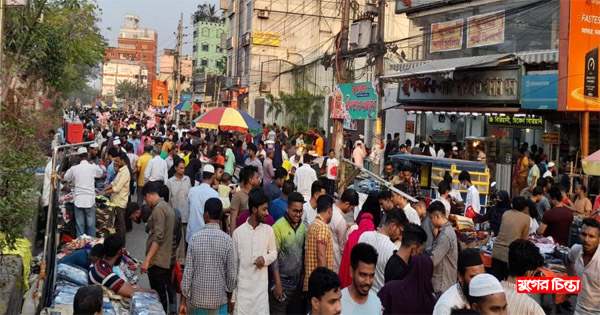 সলিমুল্লাহ সড়কে হকারদের হলিডে মার্কেট জমে উঠেছে