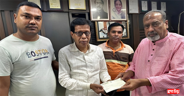 দুর্গোৎসবে সেলিম ওসমানের ১০ লাখ টাকার চেক হস্তান্তর