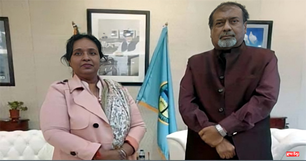 নিজের দুগ্ধ খামারের মিষ্টি নিয়ে নগর ভবনে সেলিম ওসমান