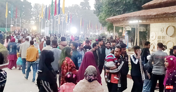 ছুটির দিনে কারুশিল্প মেলায় দর্শনার্থীদের উপচেপড়া ভিড়