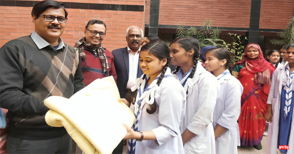 বিদ্যানিকেতন হাই স্কুলের&nbsp;৫০০ শিক্ষার্থীর মধ্যে কম্বল বিতরণ