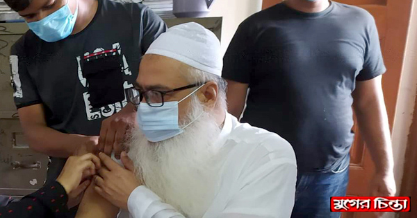 টিকার বিরোধিতাকারী হেফাজতের আউয়ালের টিকা গ্রহণ