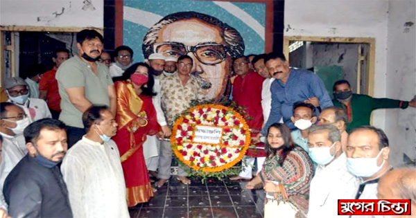 বঙ্গবন্ধুর প্রতিকৃতিতে মহানগর আওয়ামী লীগের শ্রদ্ধা