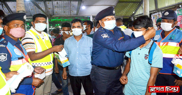 নৌ পুলিশের উদ্যোগে মাস্ক বিতরণ কর্মসূচি