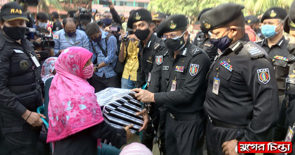 রূপগঞ্জে আগুনে ক্ষতিগ্রস্ত পরিবারকে র&zwnj;্যাবের মানবিক সহায়তা