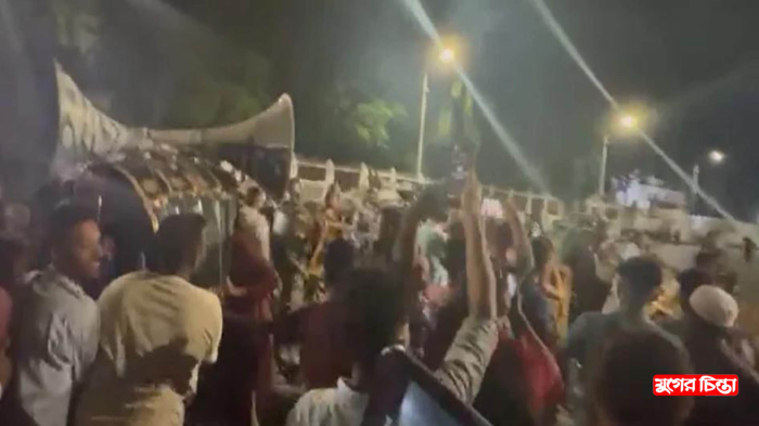 বঙ্গভবনের সামনে চারজন গুলিবিদ্ধ