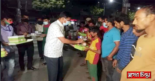 সেহেরীর খাবার নিয়ে ভাসমানদের পাশে ডিসি