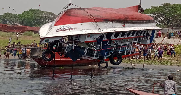 গ্লাস ভেঙে পানির উপরে উঠে&nbsp; অজ্ঞান হন লঞ্চের চালক জাকির