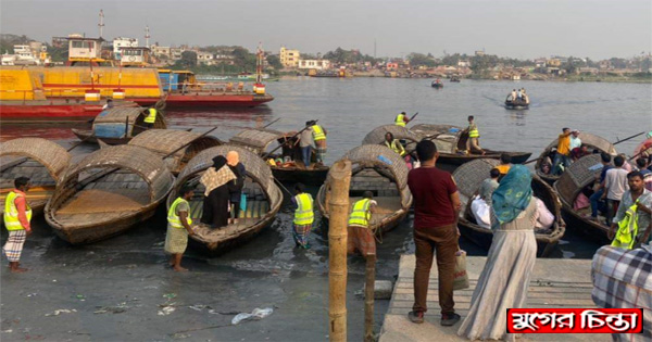 নবীগঞ্জ ঘাটের মাঝিদের মধ্যে রিফ্লেকটিভ এপ্রোন বিতরণ