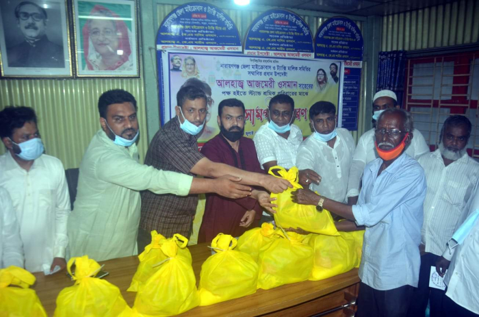 জেলা মাইক্রোবাস ও ট্যাক্সি মালিক সমিতির ঈদ সামগ্রী বিতরণ