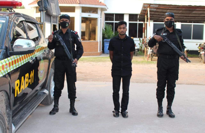 সিদ্ধিরগঞ্জ থেকে ফেন্সিডিলসহ নবাব গ্রেফতার