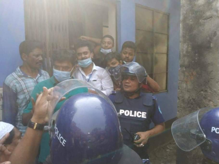 টয়লেটে পালিয়ে বাঁচলো ছাত্রলীগ নেতা রিয়াদ
