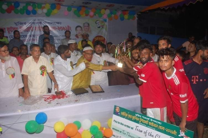 মুজিব শতবর্ষ উপলক্ষে আলীরটেকে ফুটবল খেলার পুরস্কার বিতরণ