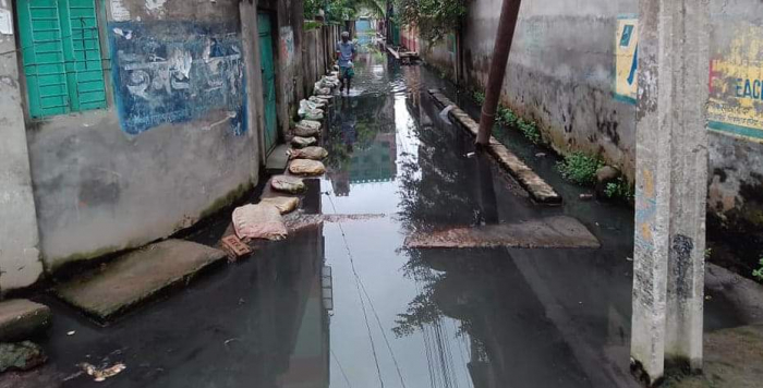 জলাবদ্ধতায় আক্রান্ত ও উন্নয়ন বঞ্চিত দাপা উচ্চ বিদ্যালয়ের রাস্তা
