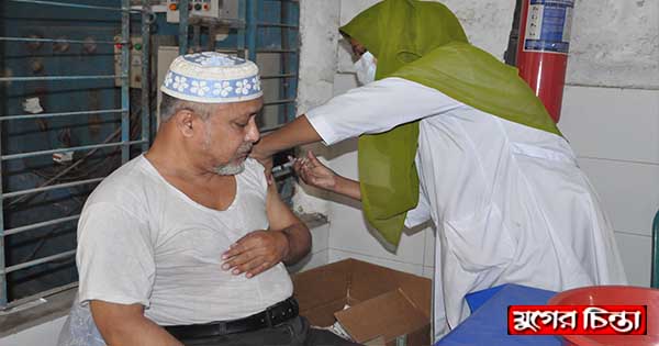 করোনার ভ্যাকসিন নিলেন আবদুস সবুর খান সেন্টু