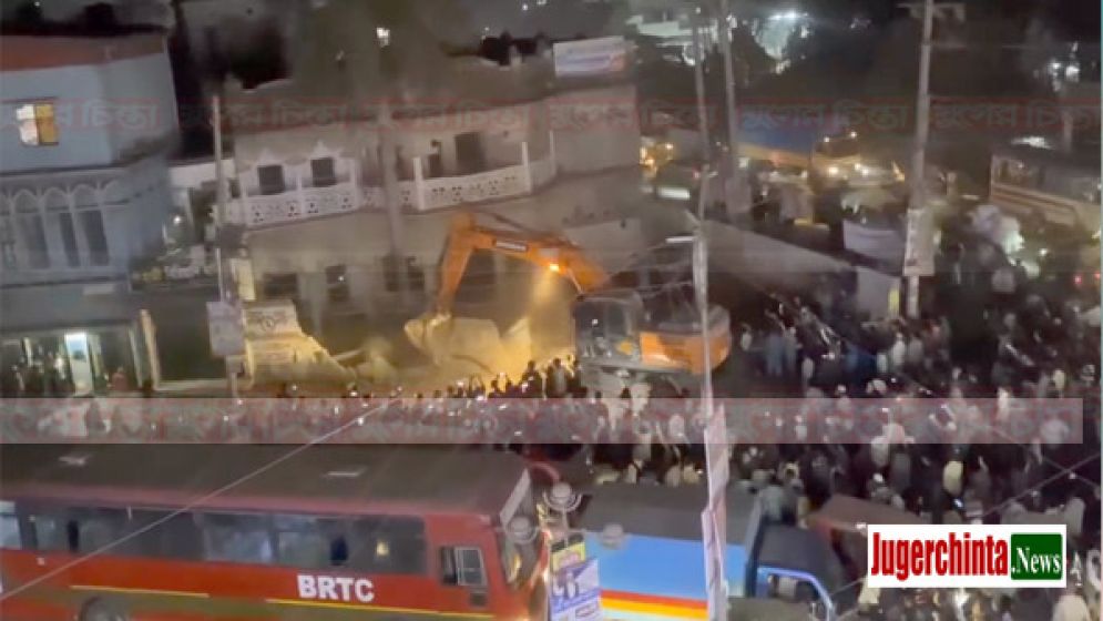 বুলডোজার দিয়ে গুড়িয়ে দেওয়া হচ্ছে ওসমান পরিবারের বায়তুল আমান ভবন