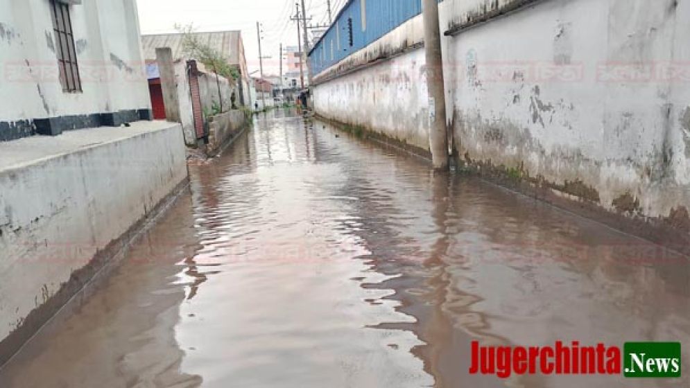 এক পশলা বৃষ্টিতেই তলিয়ে গেল ফতুল্লার লালপুর!