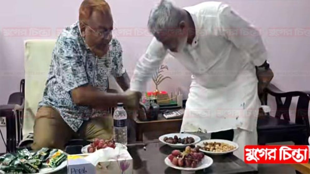 পদধূলি নিতে গিয়াসউদ্দিনের দ্বারস্থ সোনারগাঁয়ের মান্নান