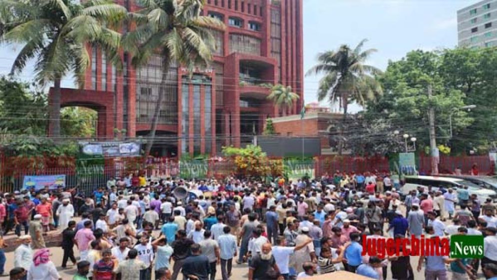 হকারদের বিক্ষোভে স্থবির নগরী, জনজীবনে চরম ভোগান্তি