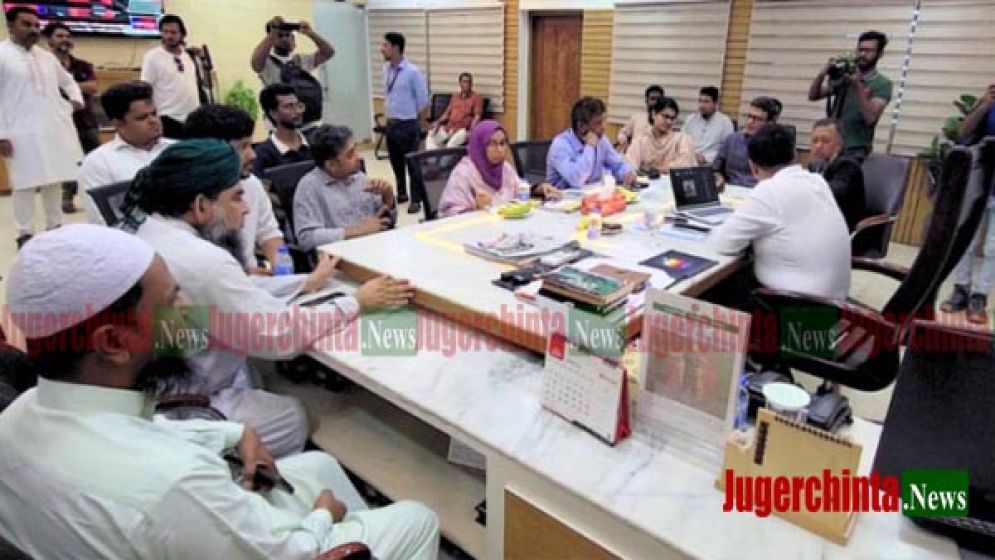 বাসভাড়া কমাতে রাজনৈতিক নেতাদের আল্টিমেটাম